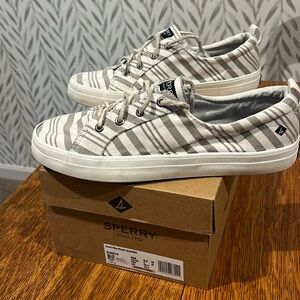 Sperry crest vibe Beach Grey and white tennis shoes